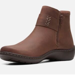 Clark’s Cora Rae Rich Dark Tan Leather Ankle Boots w Decorative Strap & Button